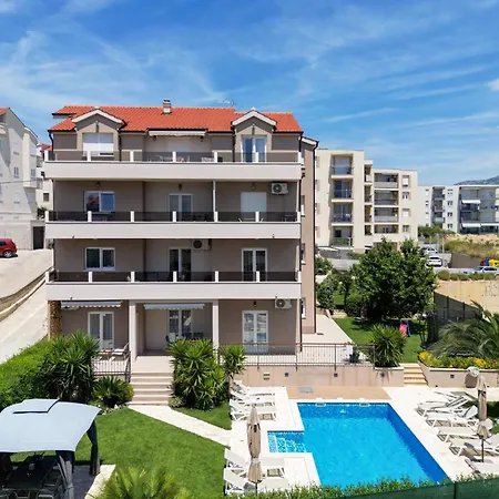 Apartmán Sunny Garden A2 *